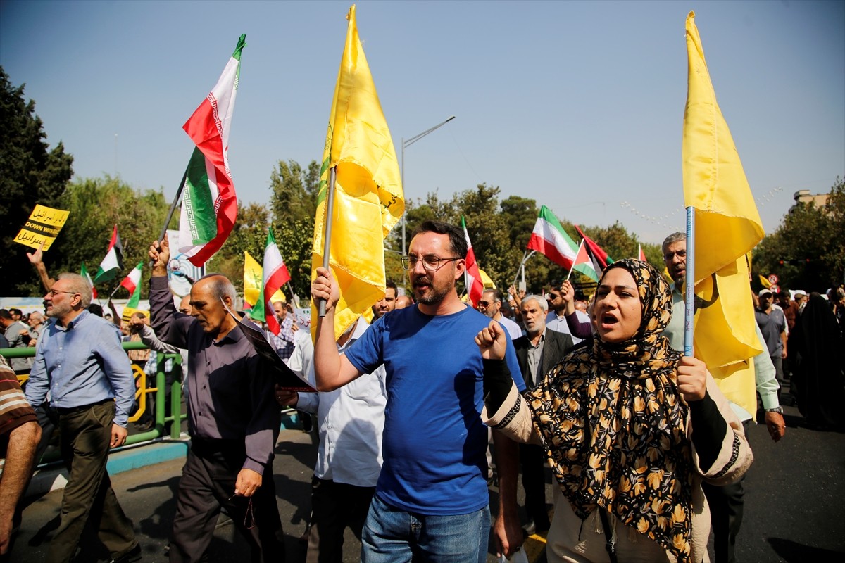 İran'ın başkenti Tahran başta olmak üzere birçok kentte İsrail'in Gazze ve Lübnan'a saldırıları...