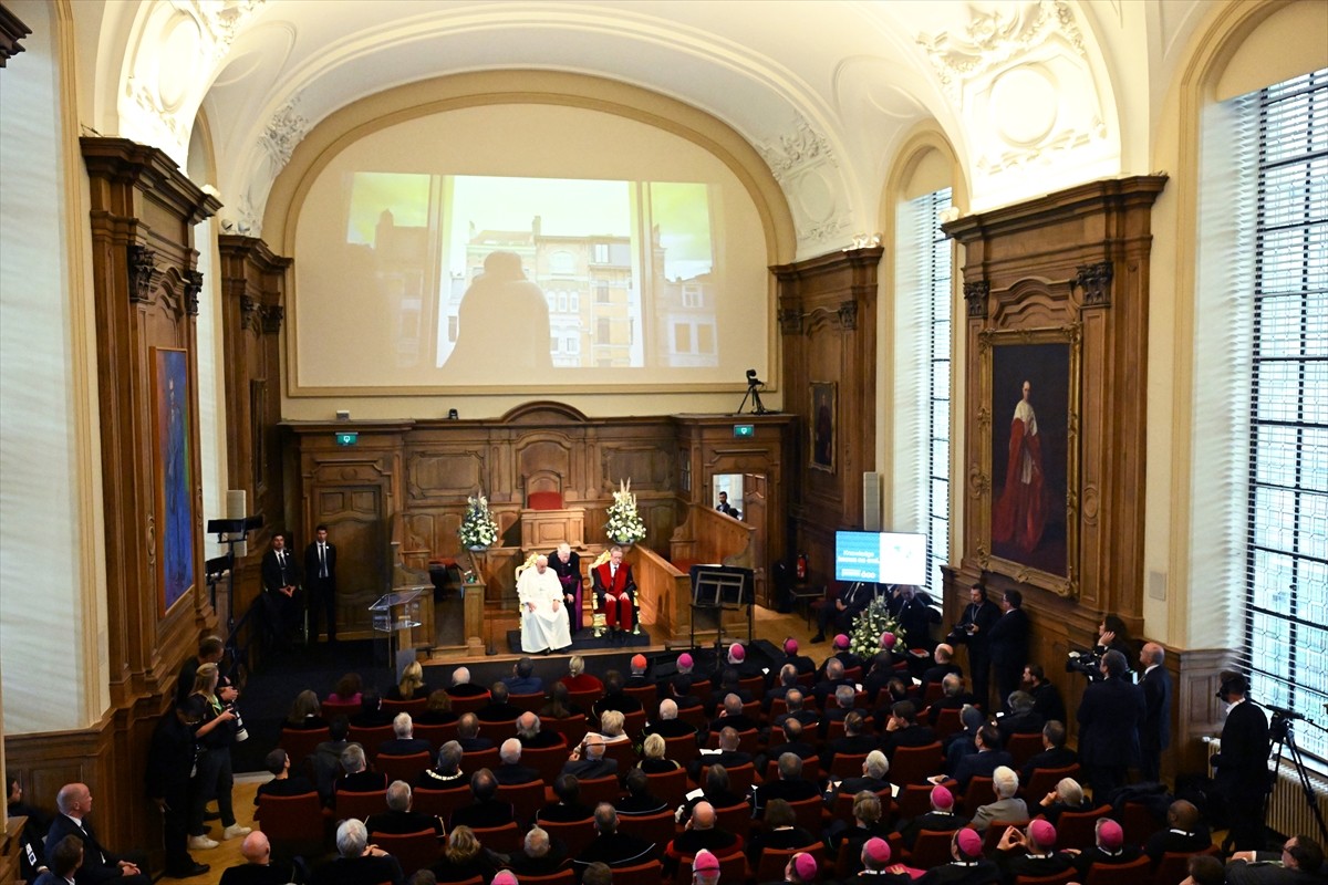 Katoliklerin ruhani lideri ve Vatikan Devlet Başkanı Papa Franciscus, Belçika'ya Katolik Leuven...