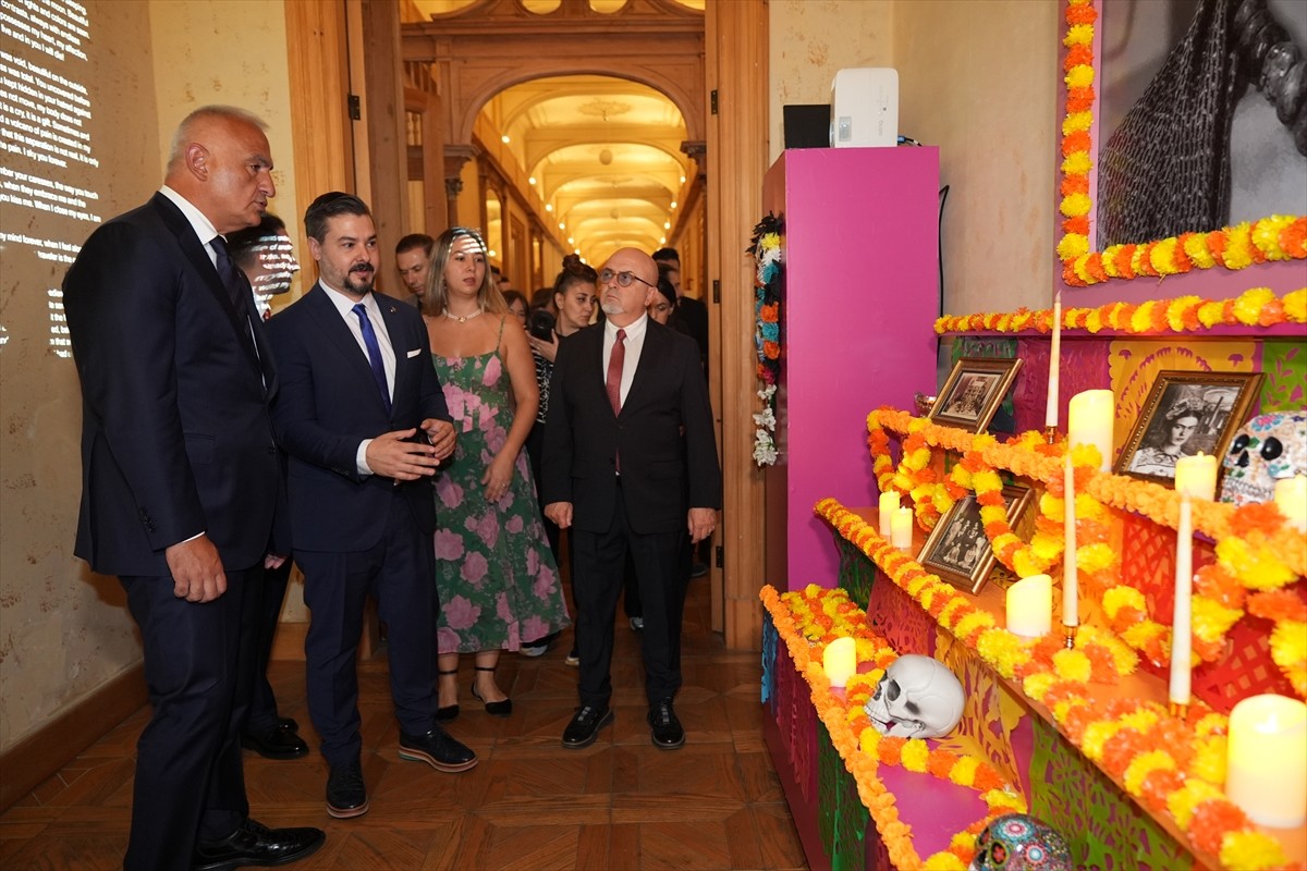 Kültür ve Turizm Bakanı Mehmet Nuri Ersoy (ortada), İstanbul Kültür Yolu Festivali kapsamında...