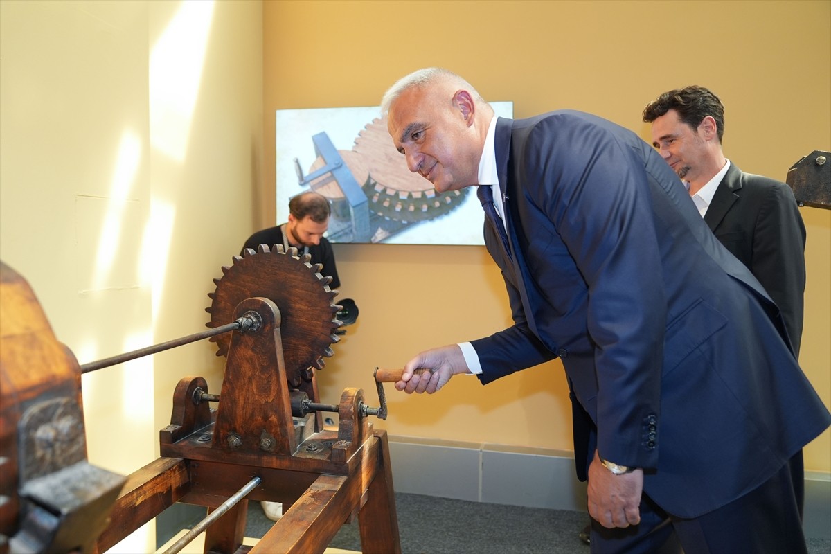 Kültür ve Turizm Bakanı Mehmet Nuri Ersoy (ortada), İstanbul Kültür Yolu Festivali kapsamında...