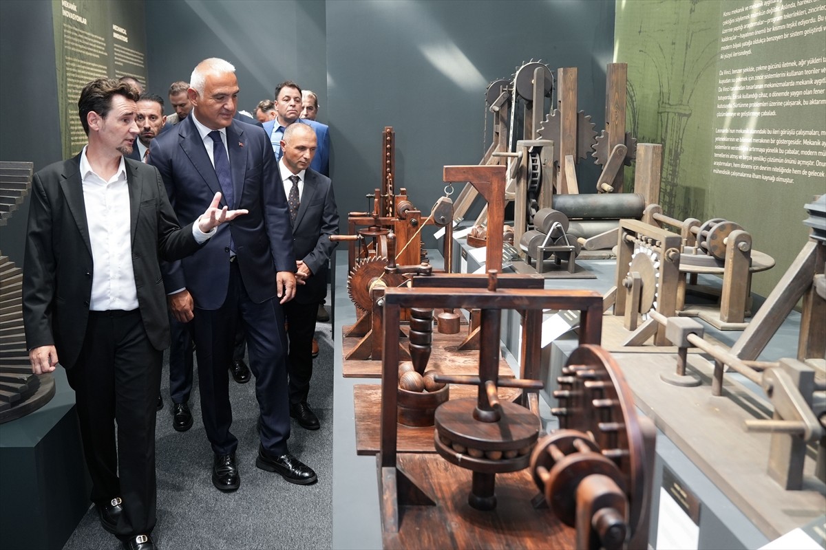 Kültür ve Turizm Bakanı Mehmet Nuri Ersoy (ortada), İstanbul Kültür Yolu Festivali kapsamında...