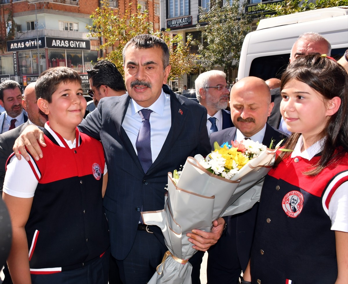 Milli Eğitim Bakanı Yusuf Tekin (ortada), Adıyaman ziyaretleri kapsamında Besni ilçesinde...