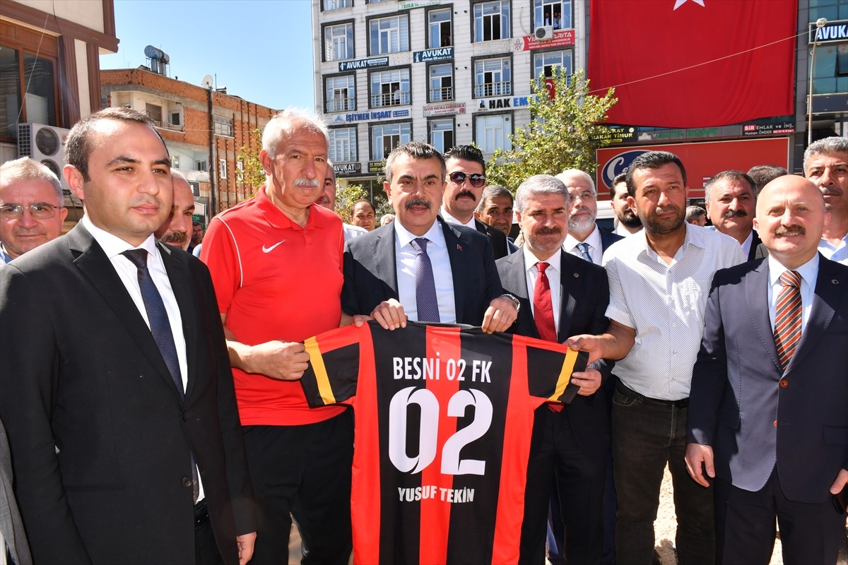 Milli Eğitim Bakanı Yusuf Tekin (ortada), Adıyaman ziyaretleri kapsamında Besni ilçesinde...