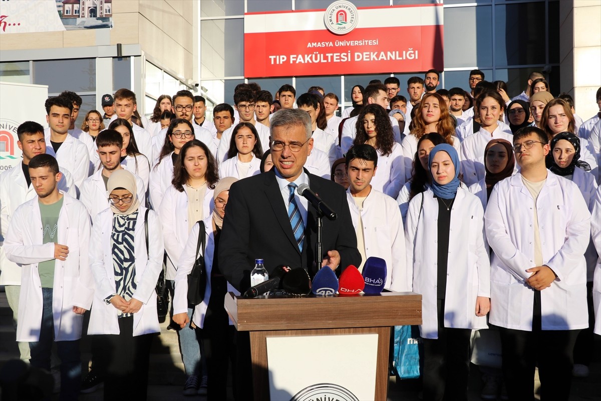 Sağlık Bakanı Kemal Memişoğlu, programları kapsamında geldiği Amasya'da, Amasya Üniversitesi Tıp...