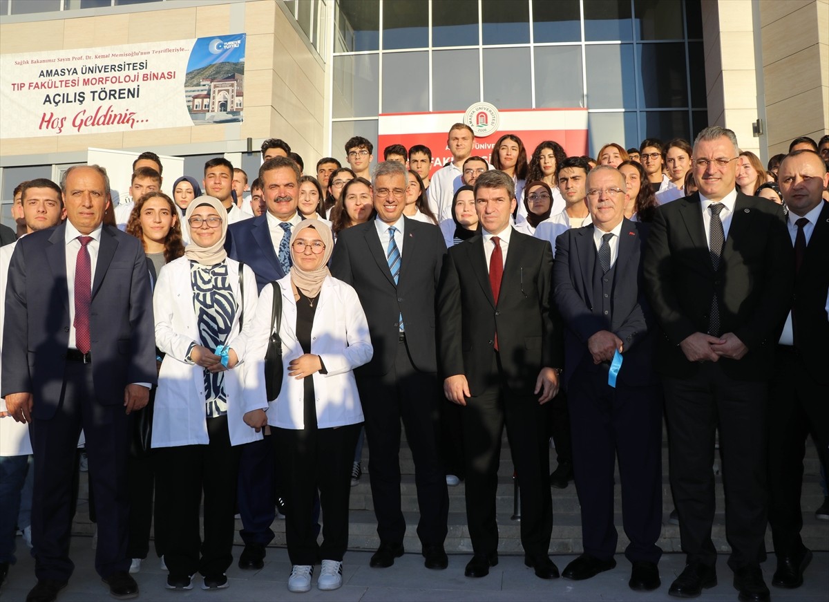 Sağlık Bakanı Kemal Memişoğlu, programları kapsamında geldiği Amasya'da, Amasya Üniversitesi Tıp...