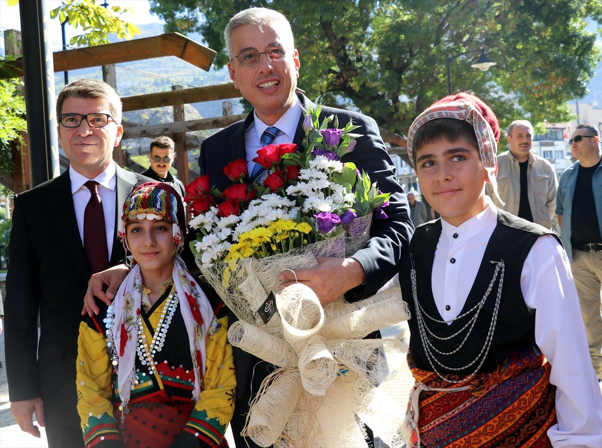 Sağlık Bakanı Kemal Memişoğlu (sol 2), çeşitli temaslarda bulunmak üzere geldiği Amasya'da...