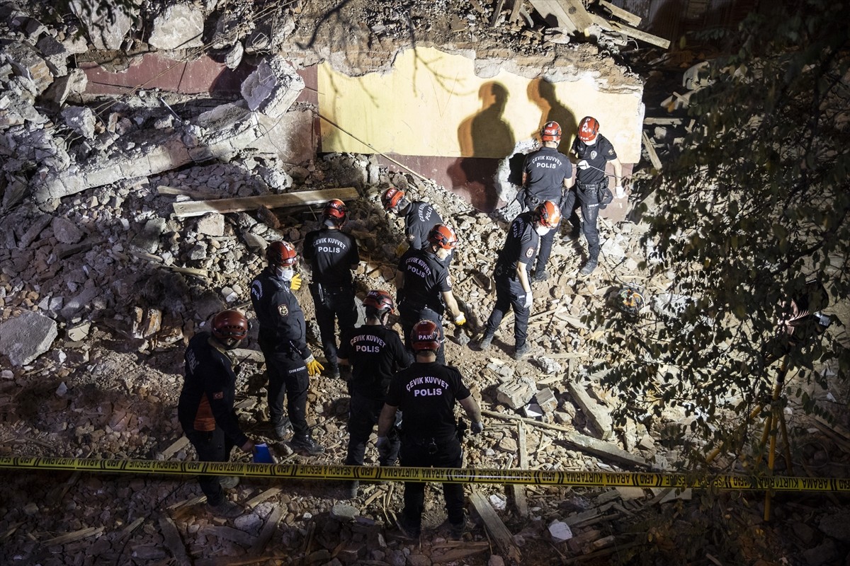 Tunceli'de deprem sonrası enkazda arama kurtarma tatbikatı gerçekleştirildi. Valilik ile İl Afet...