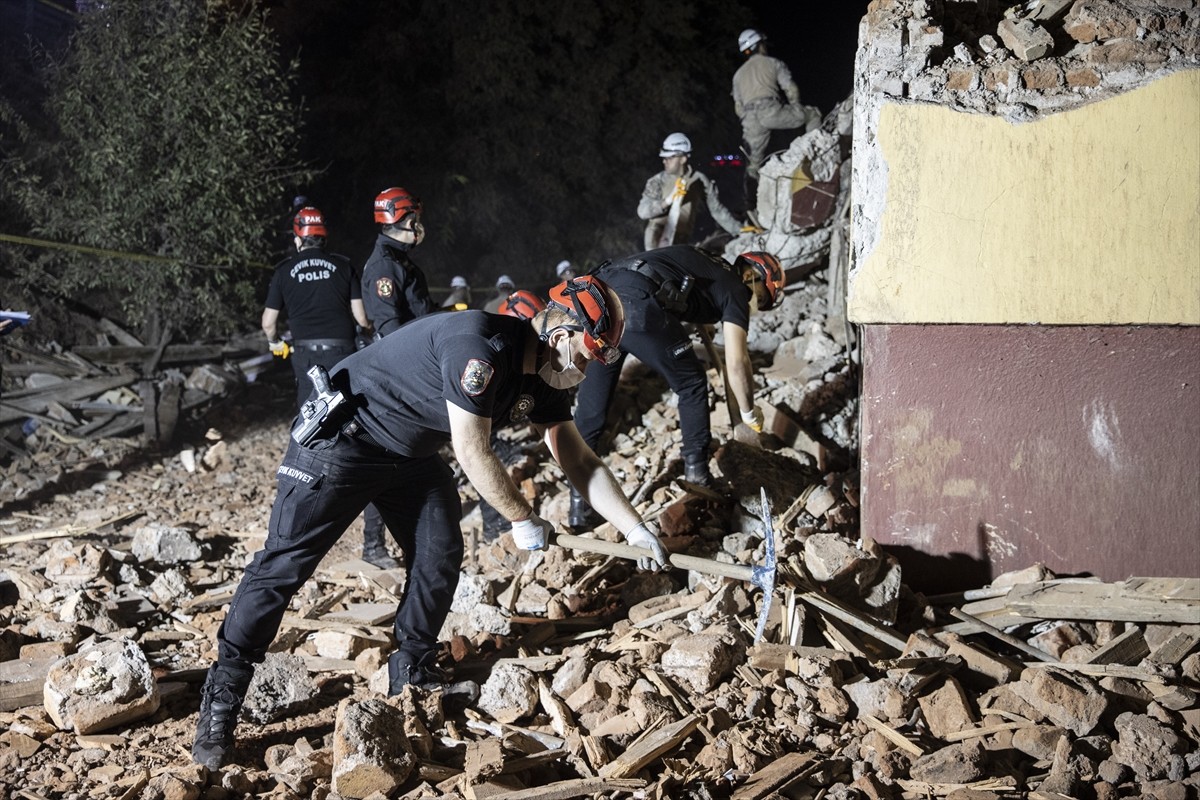 Tunceli'de deprem sonrası enkazda arama kurtarma tatbikatı gerçekleştirildi. Valilik ile İl Afet...