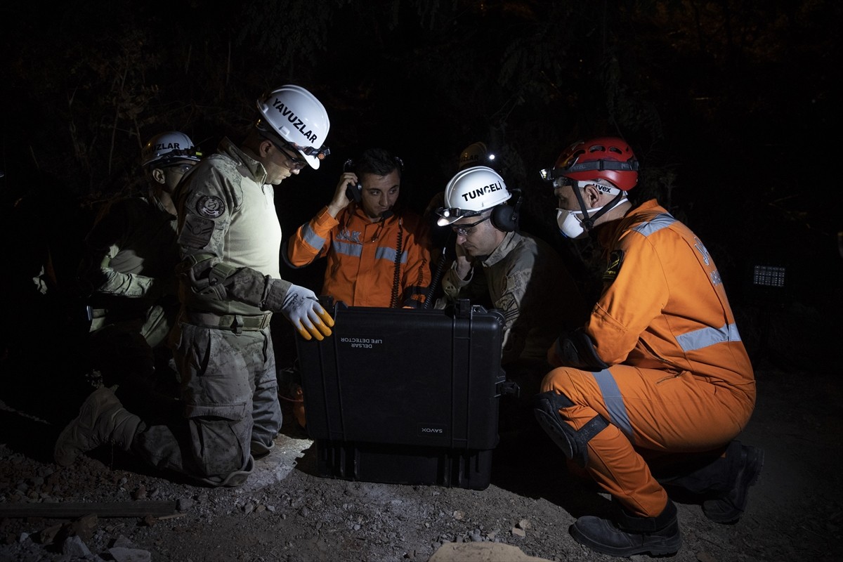 Tunceli'de deprem sonrası enkazda arama kurtarma tatbikatı gerçekleştirildi. Valilik ile İl Afet...