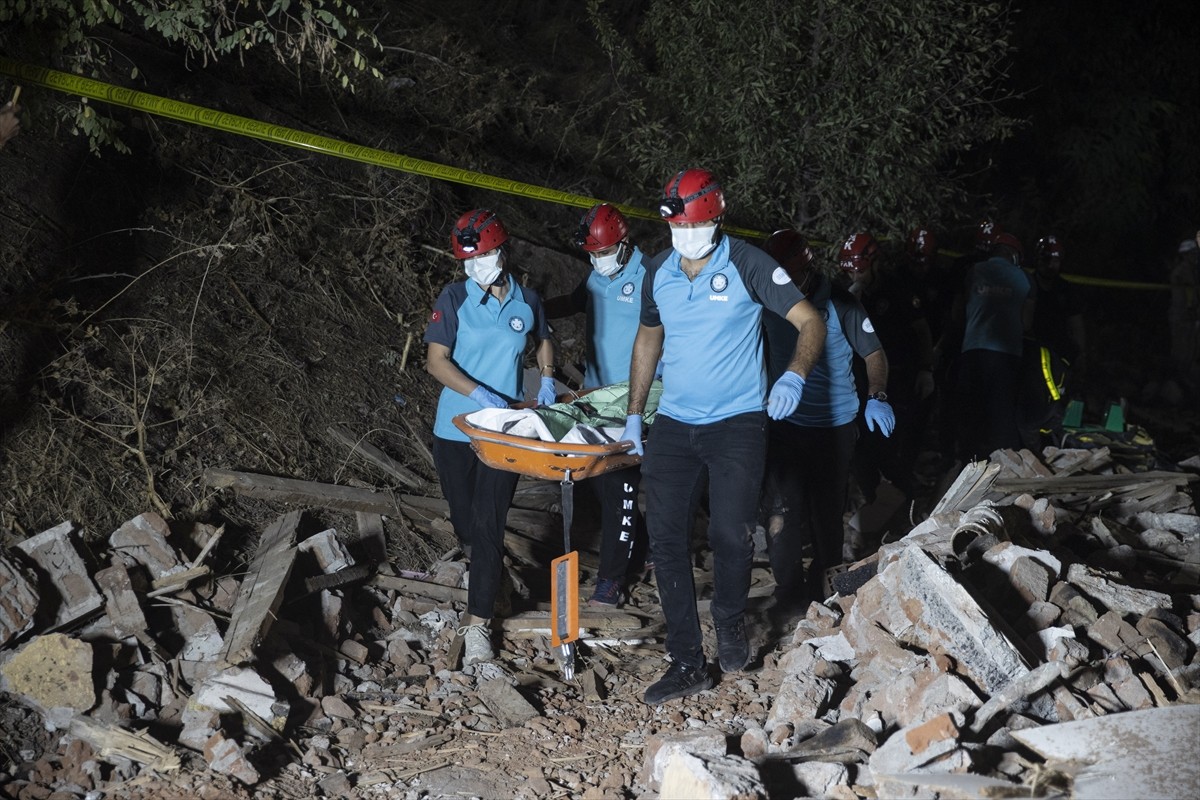 Tunceli'de deprem sonrası enkazda arama kurtarma tatbikatı gerçekleştirildi. Valilik ile İl Afet...