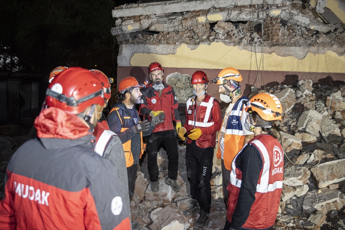 Tunceli'de deprem sonrası enkazda arama kurtarma tatbikatı gerçekleştirildi. Valilik ile İl Afet...