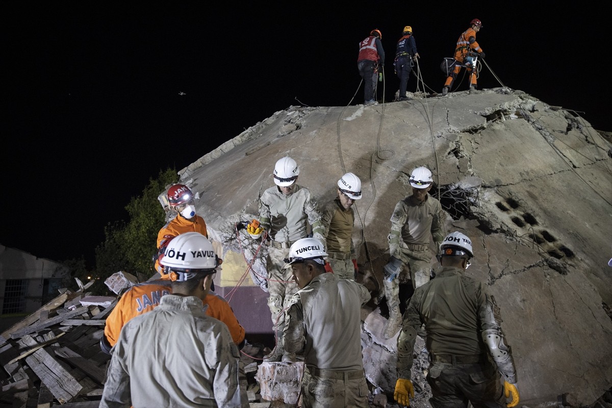 Tunceli'de deprem sonrası enkazda arama kurtarma tatbikatı gerçekleştirildi. Valilik ile İl Afet...