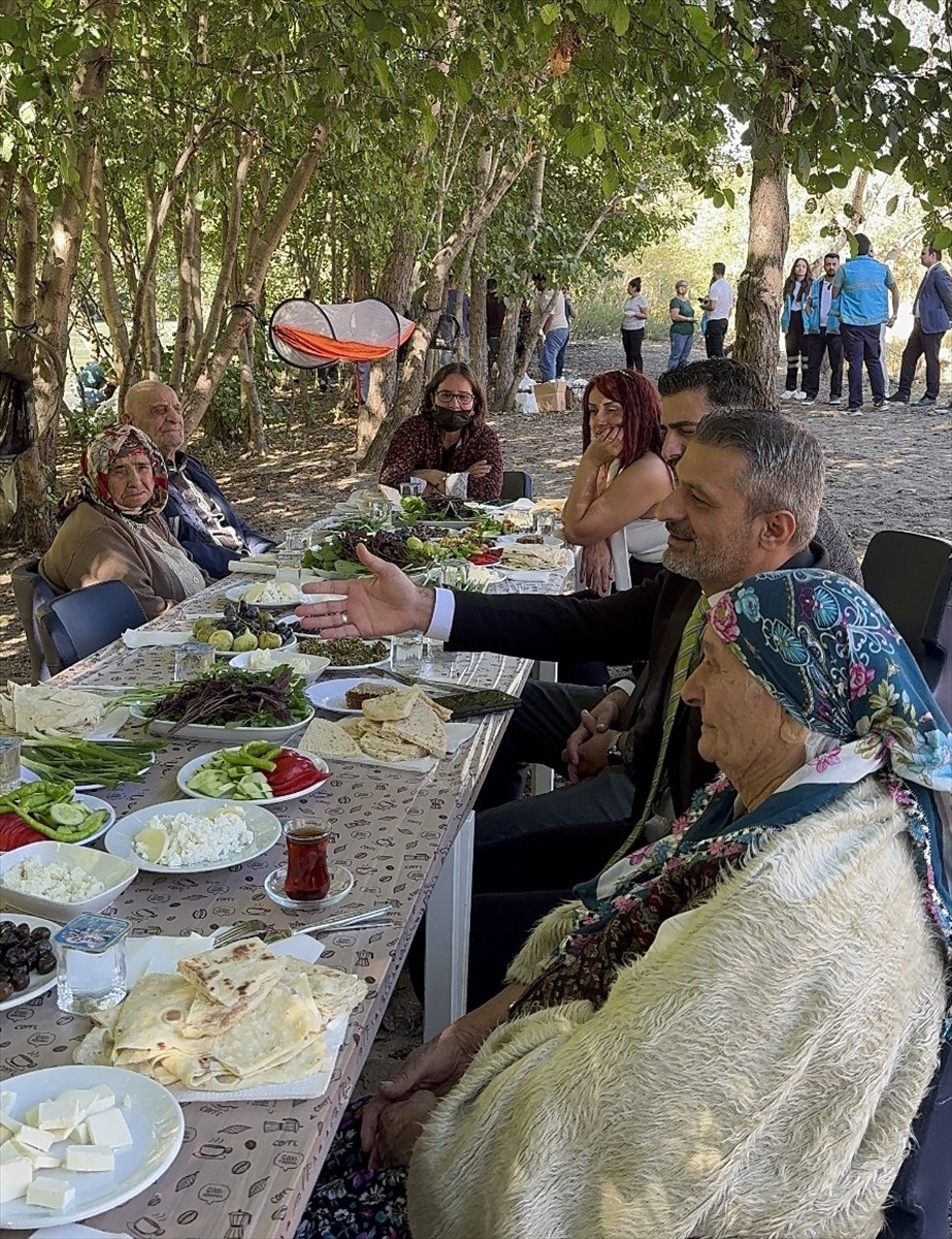 Tunceli'de evde sağlık hizmeti alan yaşlılar, valilik öncülüğünde hazırlanan proje kapsamında...