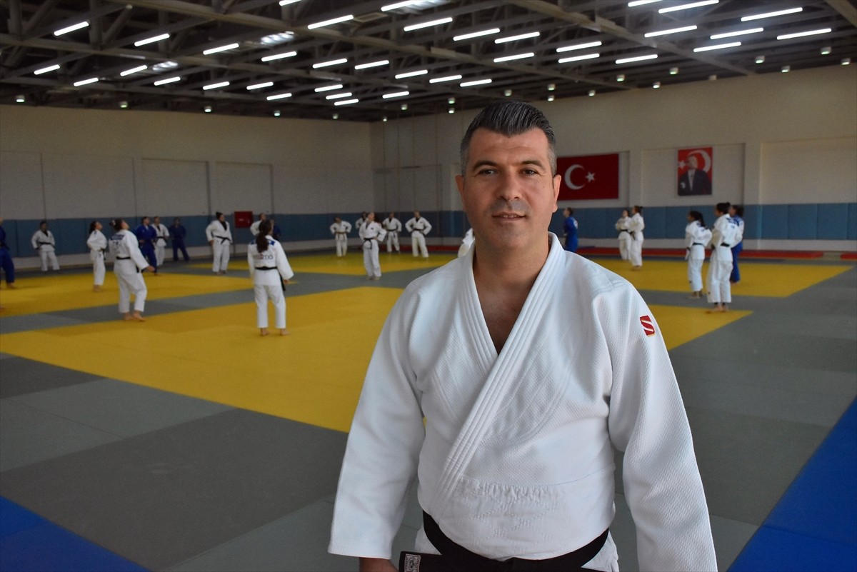 Türkiye Judo Federasyonu Başkanı Sezer Huysuz, 3-6 Ekim'de Tacikistan'da yapılacak Dünya Gençler...