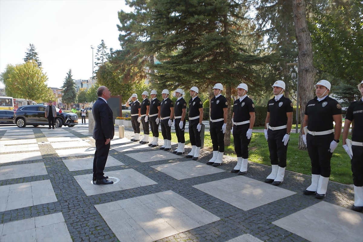 Valiler Kararnamesi ile Çorum Valiliğine atanan Ali Çalgan, görevine başladı.