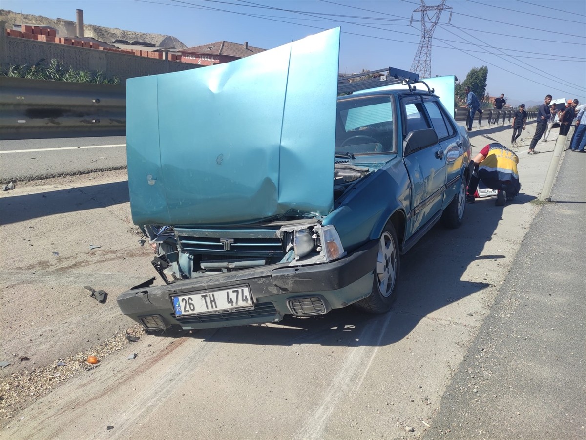 Afyonkarahisar'da kamyonet, tır ve otomobilin karıştığı trafik kazasında 1 kişi hayatını kaybetti...