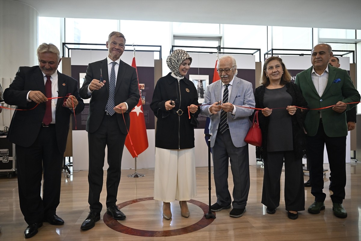 Aile ve Sosyal Hizmetler Bakanı Mahinur Özdemir Göktaş (sol 3), 1960'lı yıllarda çalışmak için...