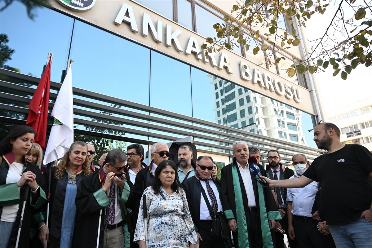 Ankara Barosu'nun kitap tarama faaliyetini sonlandırmasına görme engelli avukatlar tepki gösterdi....