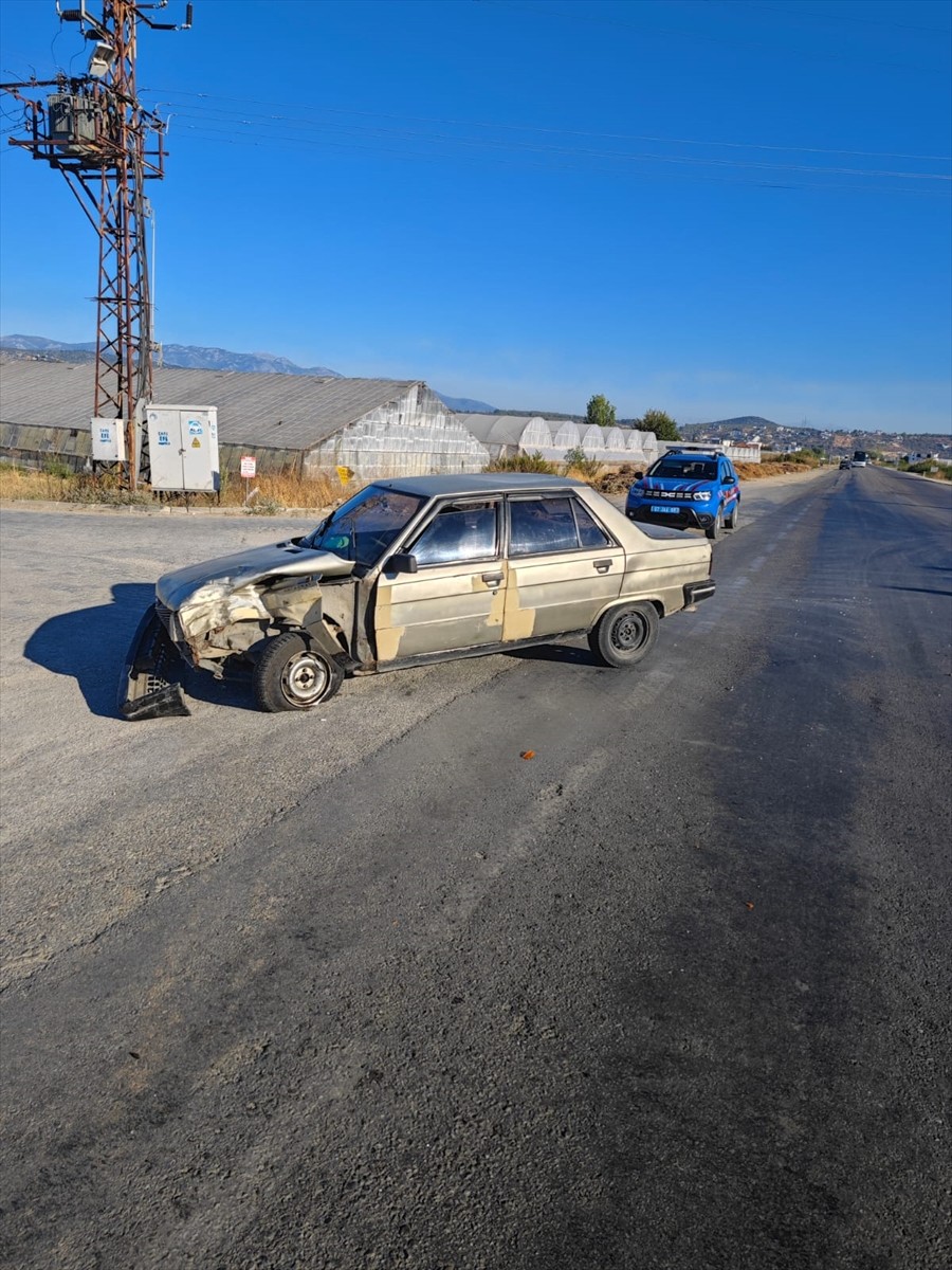 Antalya'nın Kaş ilçesinde otomobil ile motosikletin çarpıştığı kaza, güvenlik kamerasınca...