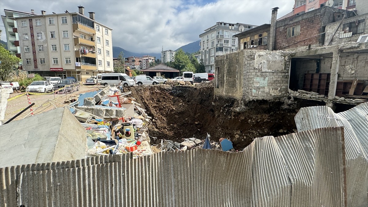 Artvin'in Kemalpaşa ilçesinde yıkılan binanın enkazı altında kalmaktan son anda kurtulan Ziya...