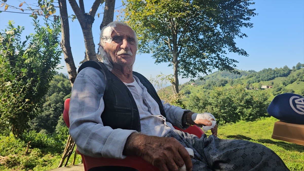 Artvin'in Kemalpaşa ilçesinde yıkılan binanın enkazı altında kalmaktan son anda kurtulan Ziya...