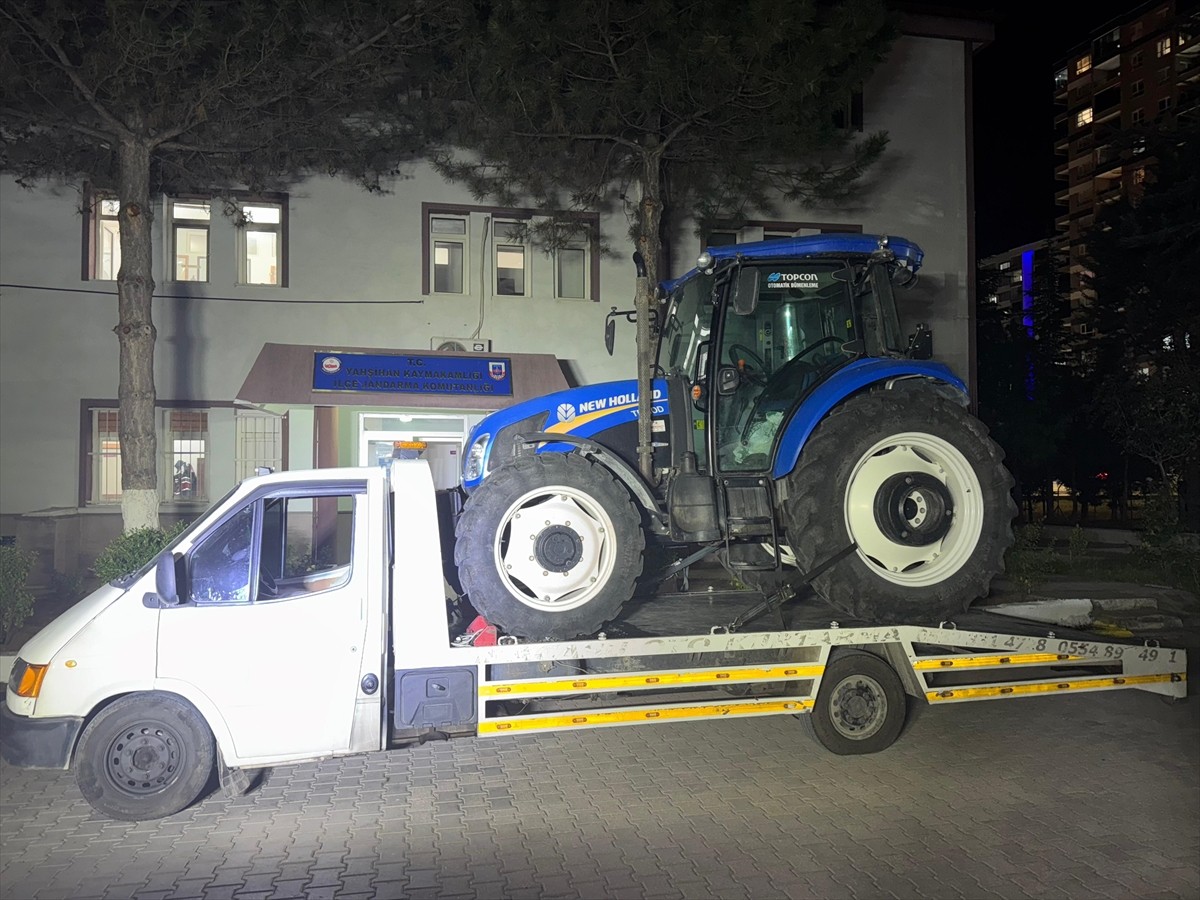 Aydın'dan çalıp çekiciye yüklediği traktörle Kırıkkale'de yakalanan zanlı, tutuklandı. Traktör...