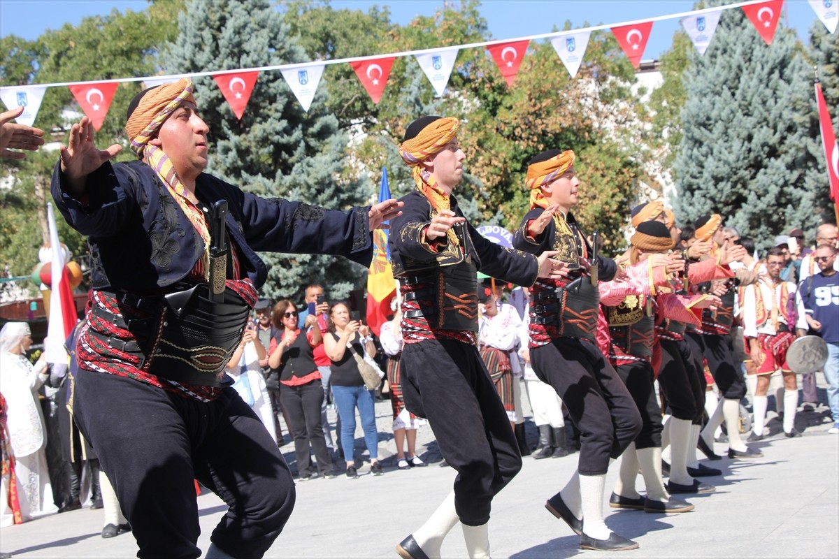 Bu yıl 27'ncisi düzenlenen Uluslararası Beypazarı Festivali başladı. Atatürk Parkı'nda festivalin...