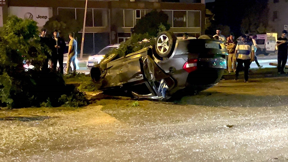 Bursa'da otomobilin refüjdeki reklam panosuyla ağaçlara çarparak devrilmesi sonucu 2 kişi...