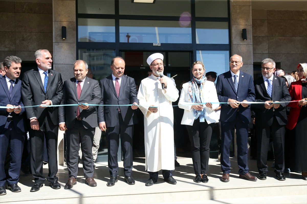 Diyanet İşleri Başkanı Ali Erbaş,  Kastamonu'da Türkiye Diyanet Vakfı Kız Öğrenci Yurdu'nun açılış...