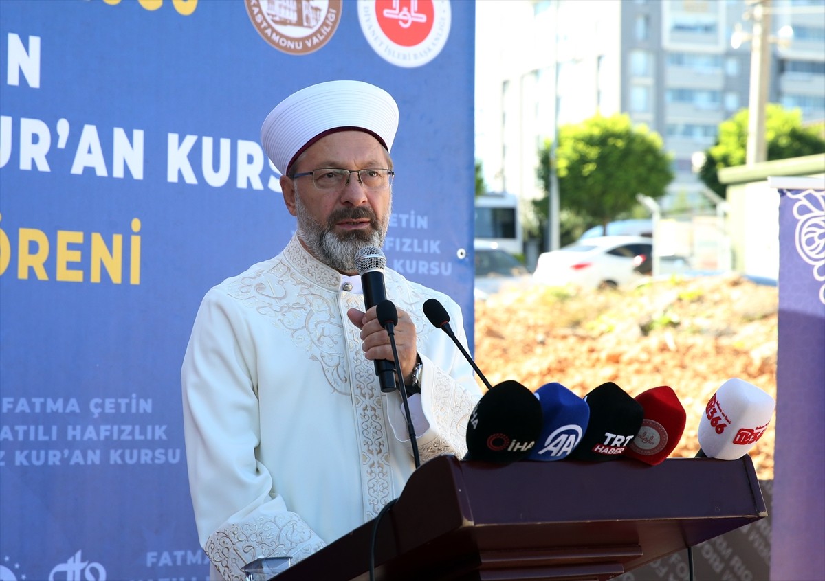 Diyanet İşleri Başkanı Ali Erbaş (sağda), Kastamonu'da, "Fatma Çetin Yatılı Kız Hafızlık Kur'an...