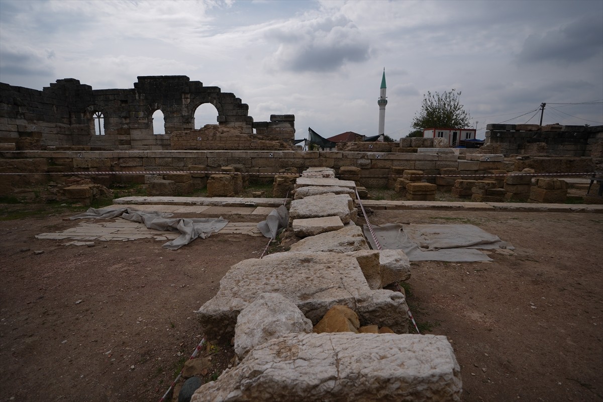 Düzce'nin Konuralp Bölgesi'ndeki Prusias Ad Hypium Antik Kenti'nde devam eden kazı çalışmalarıyla...