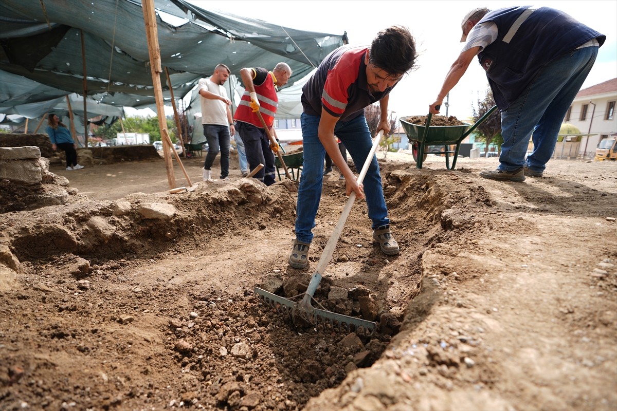 Düzce'nin Konuralp Bölgesi'ndeki Prusias Ad Hypium Antik Kenti'nde devam eden kazı çalışmalarıyla...