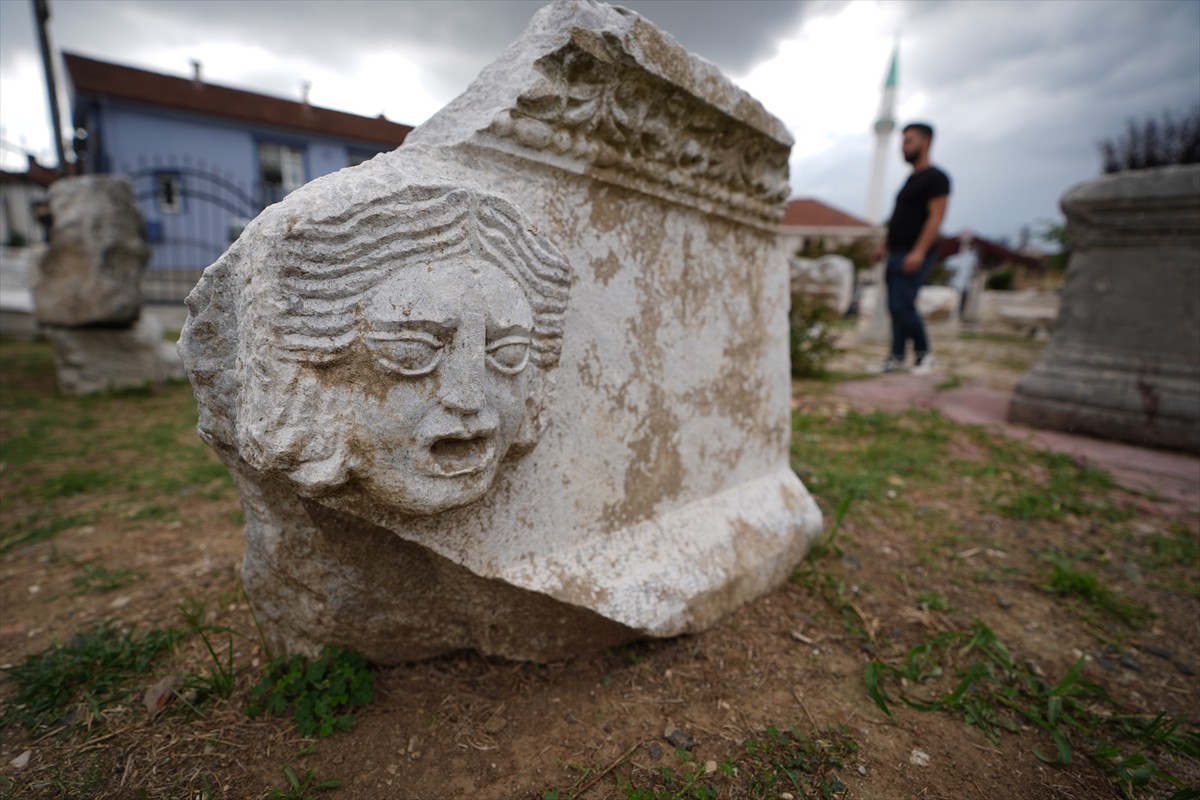 Düzce'nin Konuralp Bölgesi'ndeki Prusias Ad Hypium Antik Kenti'nde devam eden kazı çalışmalarıyla...