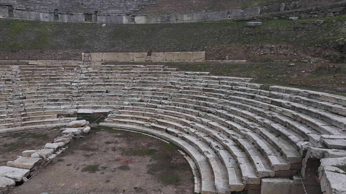 Düzce'nin Konuralp Bölgesi'ndeki Prusias Ad Hypium Antik Kenti'nde devam eden kazı çalışmalarıyla...