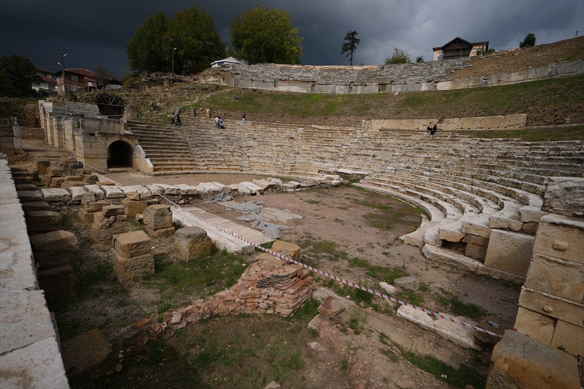 Düzce'nin Konuralp Bölgesi'ndeki Prusias Ad Hypium Antik Kenti'nde devam eden kazı çalışmalarıyla...