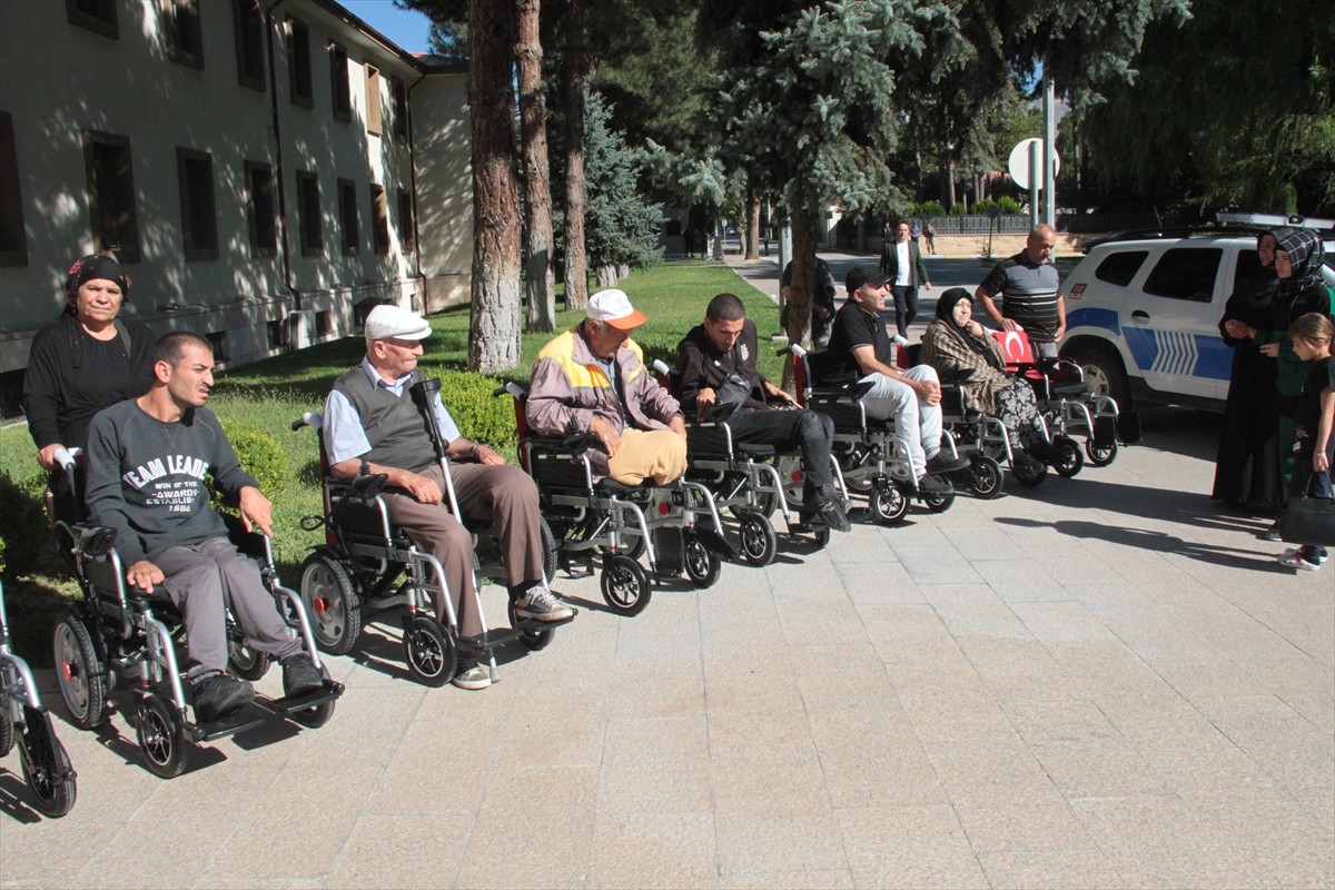 Erzincan Valiliğinin girişimi ve hayırseverlerin desteğiyle 20 engelli, akülü tekerlekli...