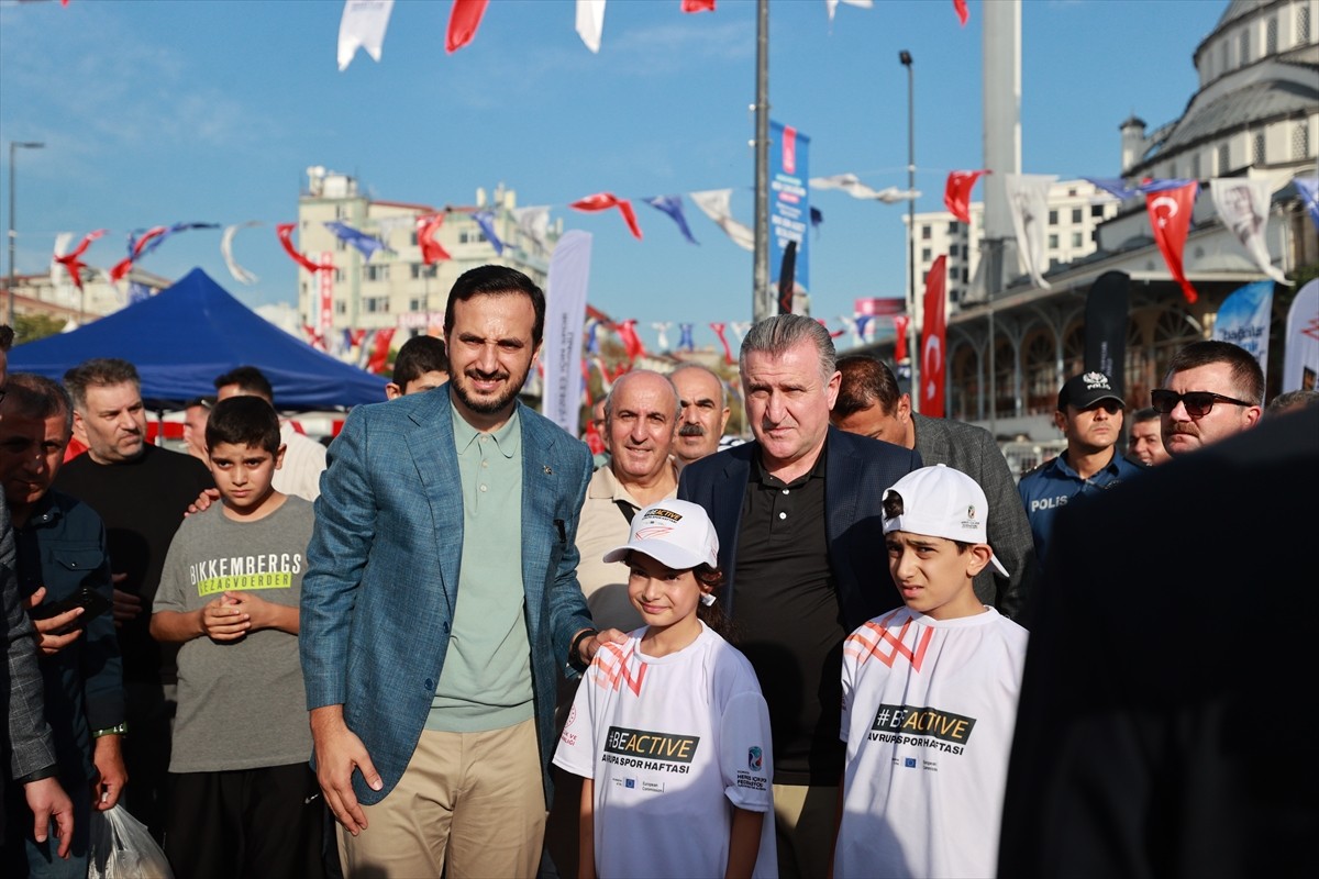 Gençlik ve Spor Bakanı Osman Aşkın Bak (sol5) ve Türkiye Herkes İçin Spor Federasyonu Başkanı...