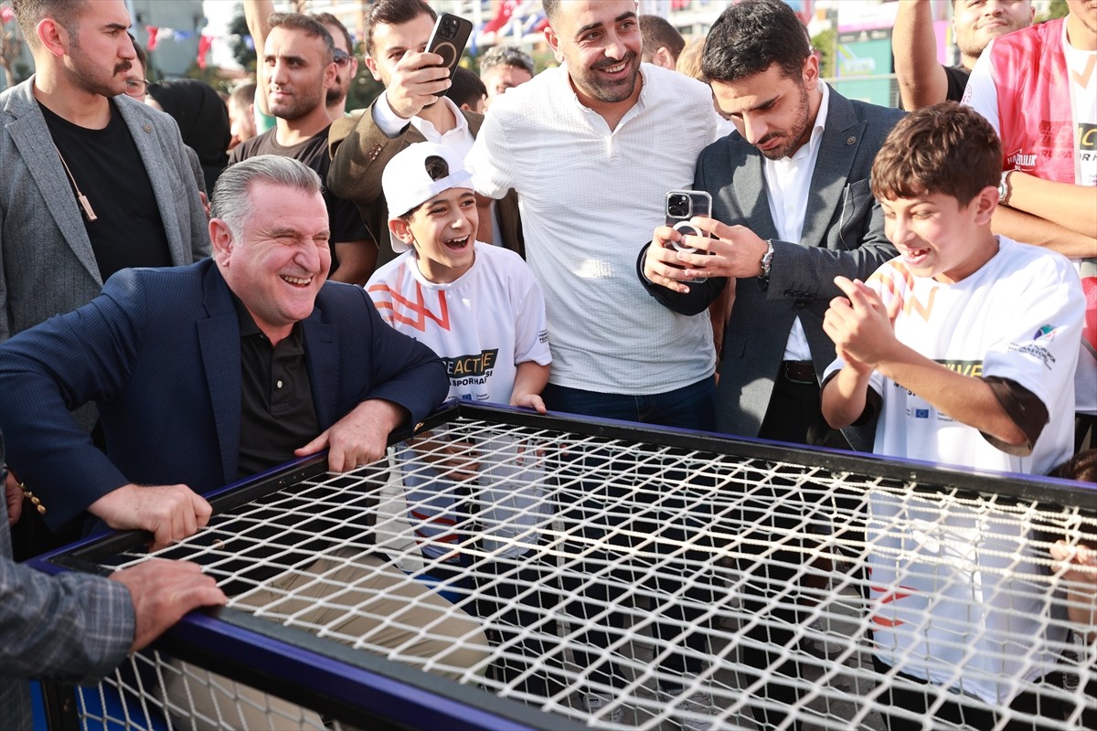 Gençlik ve Spor Bakanı Osman Aşkın Bak (sol5) ve Türkiye Herkes İçin Spor Federasyonu Başkanı...