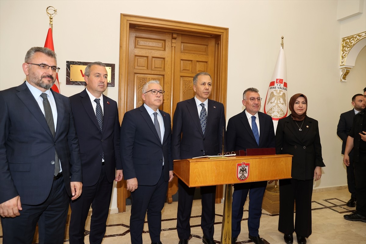 İçişleri Bakanı Ali Yerlikaya (sağ 3) çeşitli temaslarda bulunmak üzere geldiği Sivas'ta Valiliği...