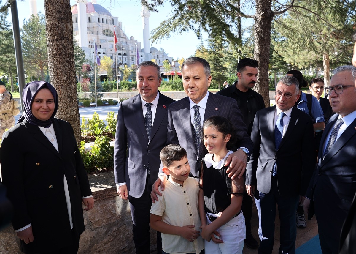 İçişleri Bakanı Ali Yerlikaya (sağ 3) çeşitli temaslarda bulunmak üzere geldiği Sivas'ta Valiliği...