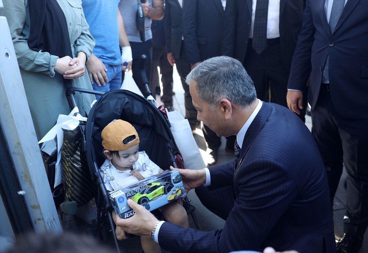 İçişleri Bakanı Ali Yerlikaya (sağ 3) çeşitli temaslarda bulunmak üzere geldiği Sivas'ta Valiliği...