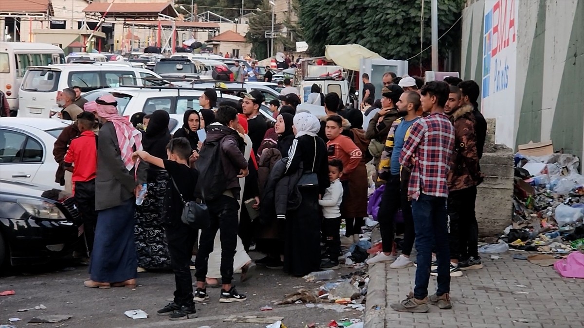 İsrail ordusunun Lübnan'ın farklı bölgelerine düzenlediği saldırılar üzerine binlerce kişi...