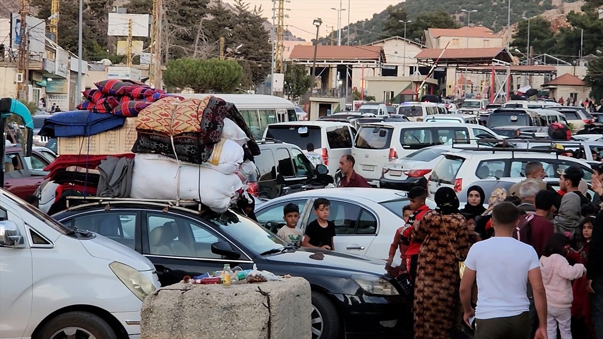 İsrail ordusunun Lübnan'ın farklı bölgelerine düzenlediği saldırılar üzerine binlerce kişi...