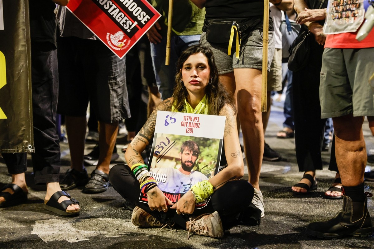 İsrail'de onlarca kişi, Gazze'deki Filistinli gruplarla esir takası anlaşması talebiyle gösteri...