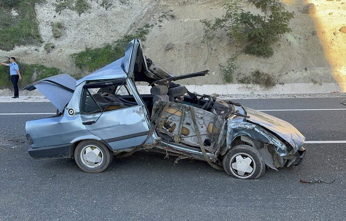 Kastamonu'da iki otomobilin çarpışması sonucu 3 kişi yaralandı.