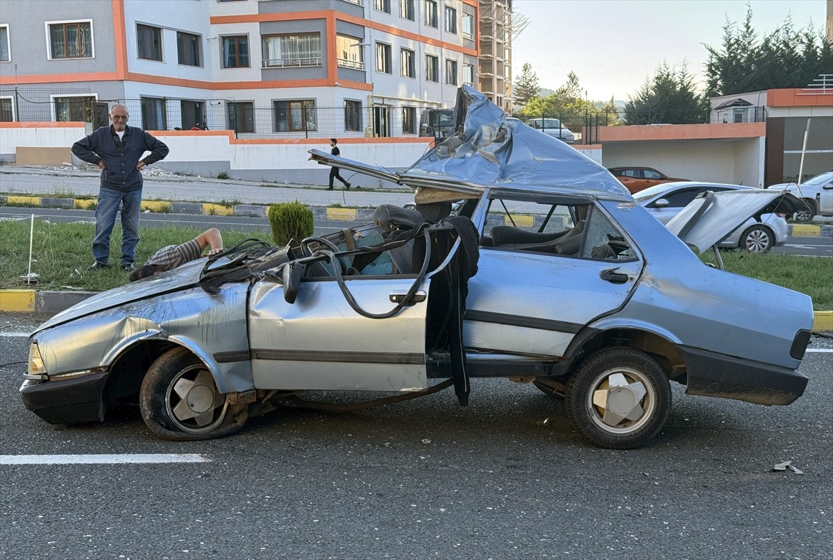 Kastamonu'da iki otomobilin çarpışması sonucu 3 kişi yaralandı.