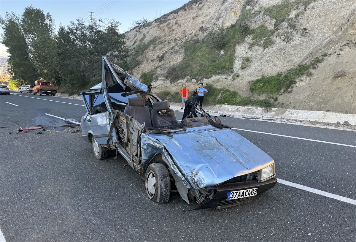 Kastamonu'da iki otomobilin çarpışması sonucu 3 kişi yaralandı.