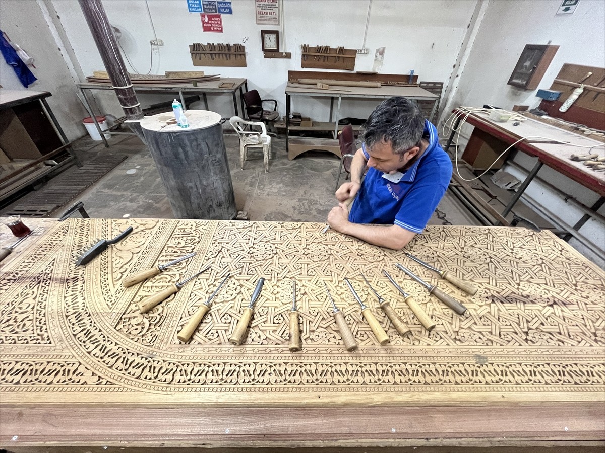 Kayseri'de Danişmendlilerden kalma Cami Kebir'in kapıları, Ankara Etnografya Müzesi'ndeki aslına...