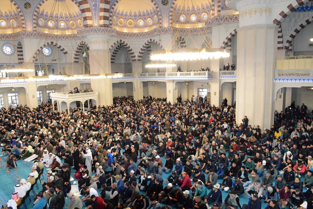 Kırgızistan'ın başkenti Bişkek'teki Merkezi İmam Serahsi Camisi'nde "4. Kur'an-ı Kerim'i Güzel...