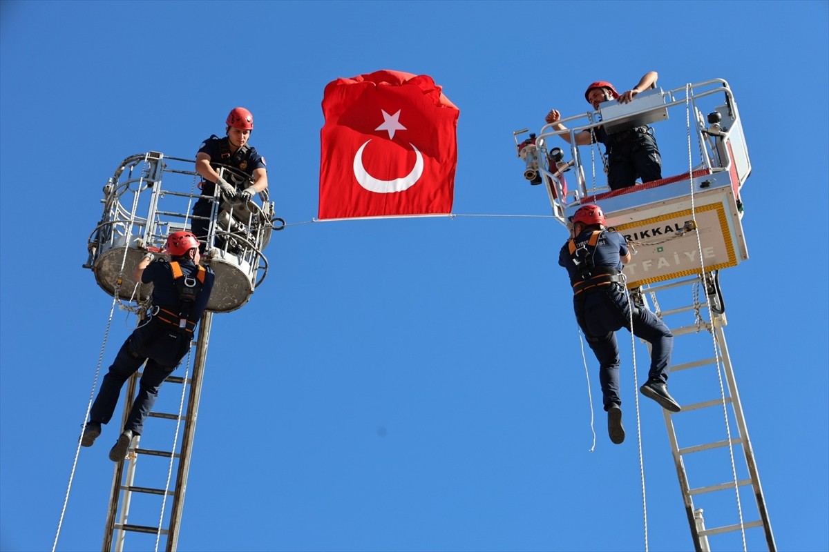 Kırıkkale'de itfaiye ekiplerince yapılan tatbikatta, ev ve araba yangınına müdahale edildi...